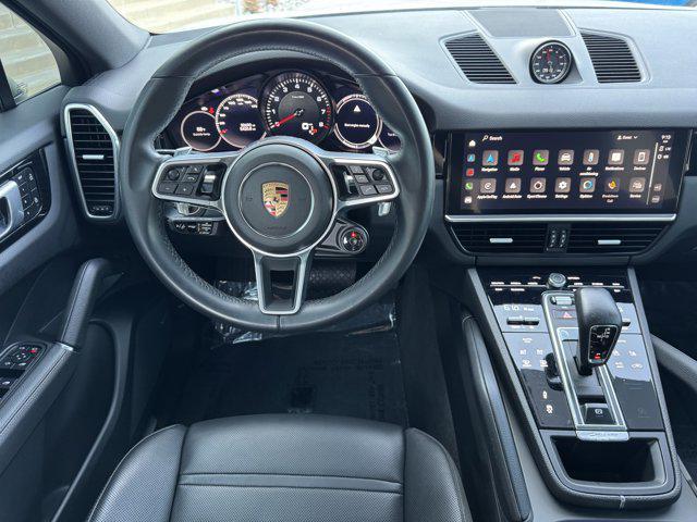 Photo of 2022 White / Black Porsche Cayenne