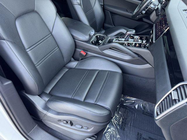 Photo of 2022 White / Black Porsche Cayenne