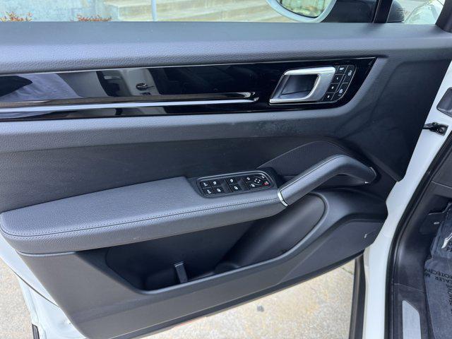 Photo of 2022 White / Black Porsche Cayenne