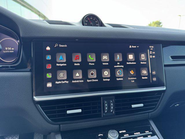 Photo of 2022 White / Black Porsche Cayenne