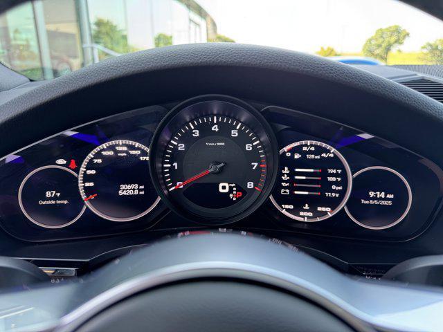 Photo of 2022 White / Black Porsche Cayenne