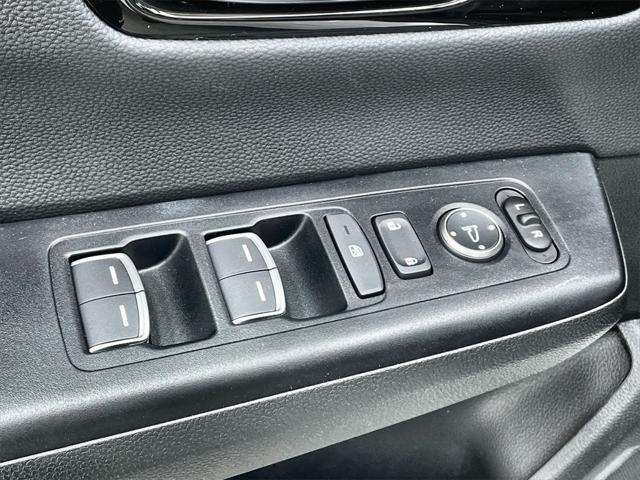 Photo of 2025 Platinum White Pearl Honda CR-V Hybrid