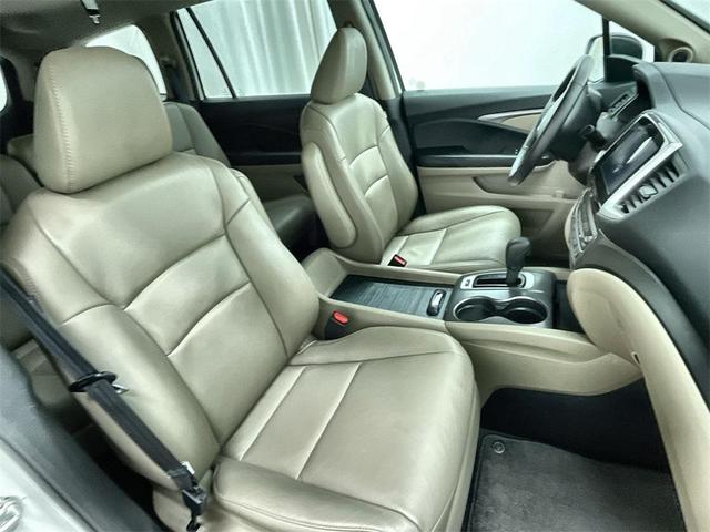 Photo of 2016 White Honda Pilot