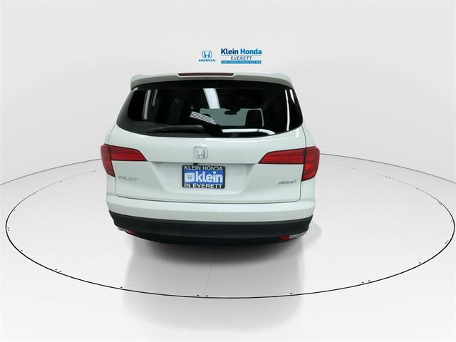 Photo of 2016 White Honda Pilot