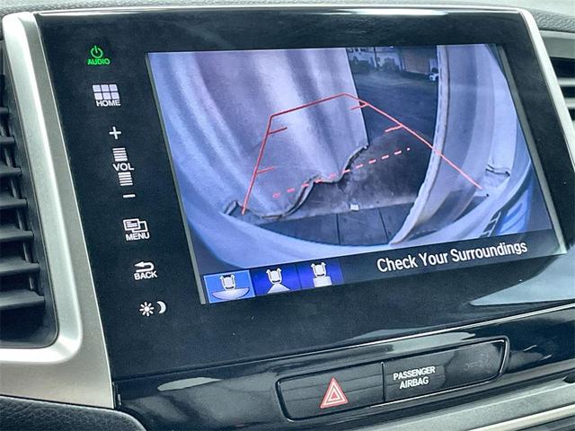 Photo of 2016 White Honda Pilot