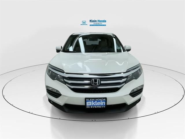 Photo of 2016 White Honda Pilot