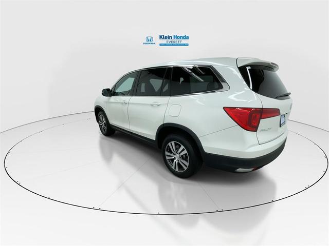Photo of 2016 White Honda Pilot