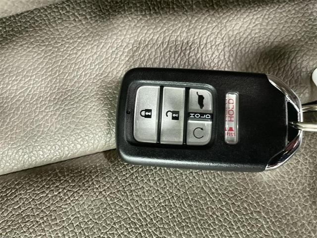 Photo of 2016 White Honda Pilot