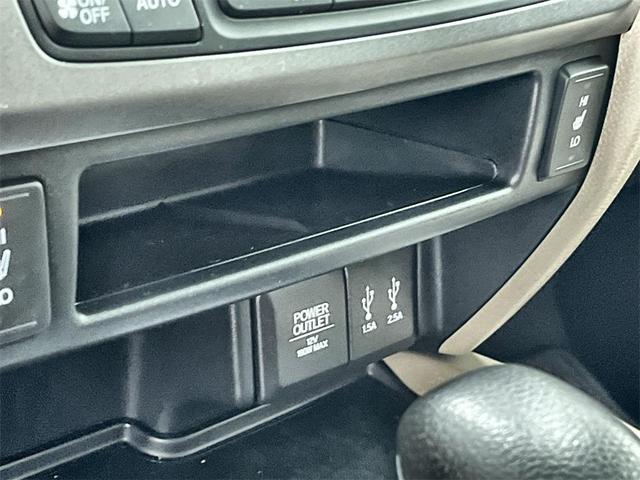 Photo of 2016 White Honda Pilot