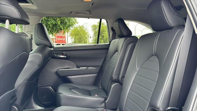 Photo of 2024 Celestial Silver Metallic Toyota Highlander