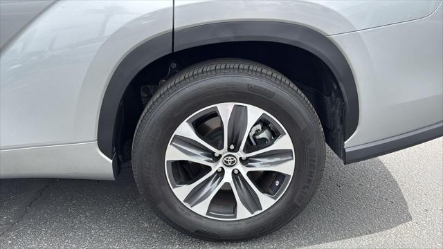 Photo of 2024 Celestial Silver Metallic Toyota Highlander