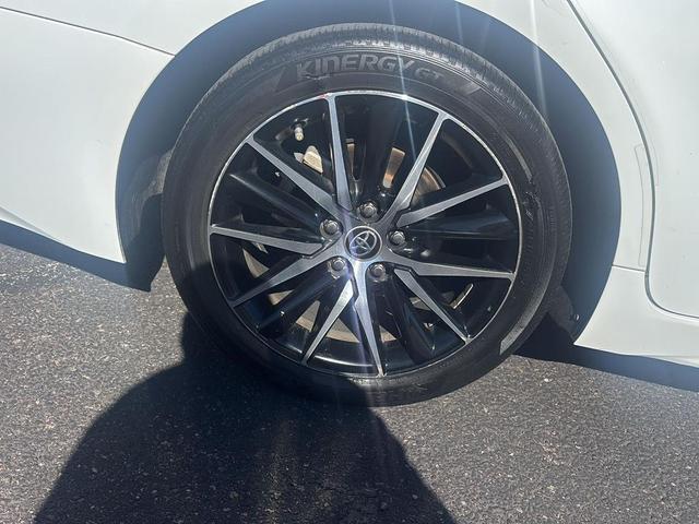 Photo of 2021 Super White Toyota Camry