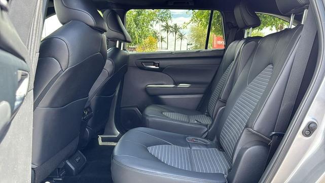 Photo of 2023 Celestial Silver Metallic Toyota Highlander