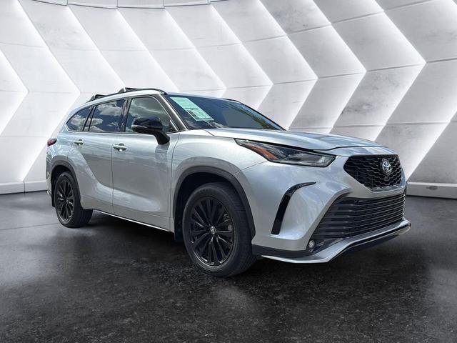 Photo of 2023 Celestial Silver Metallic Toyota Highlander