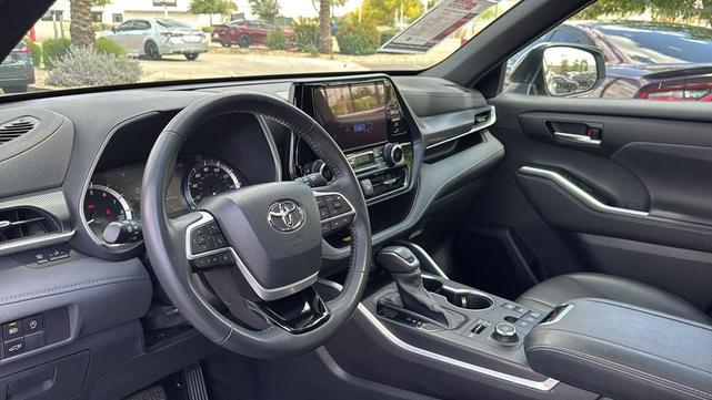 Photo of 2023 Celestial Silver Metallic Toyota Highlander