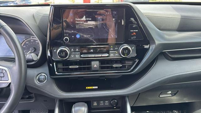 Photo of 2023 Celestial Silver Metallic Toyota Highlander