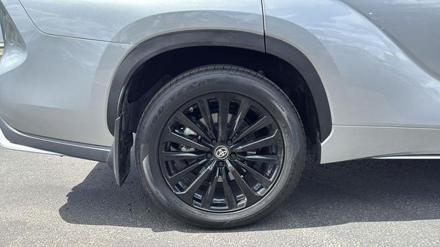 Photo of 2023 Celestial Silver Metallic Toyota Highlander