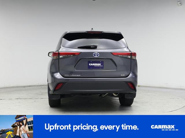 Photo of 2022 Gray Toyota Highlander Hybrid