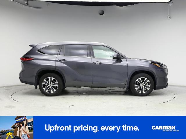 Photo of 2022 Gray Toyota Highlander Hybrid