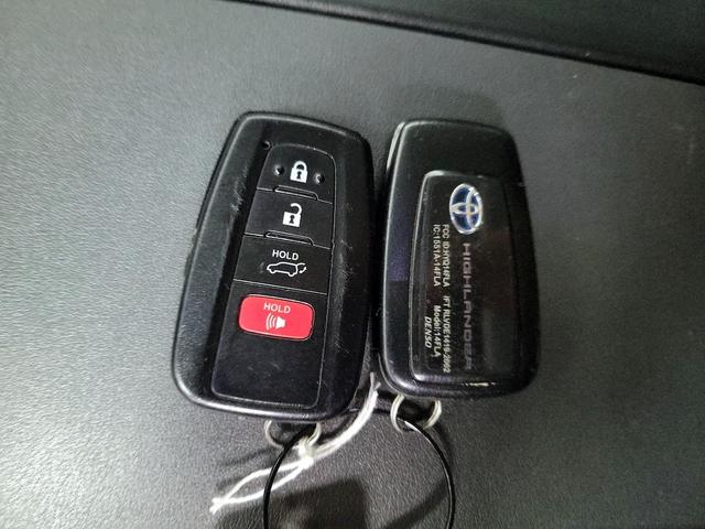 Photo of 2022 Gray Toyota Highlander Hybrid