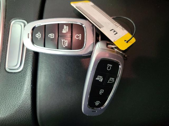 Photo of 2022 Gray Hyundai SANTA FE