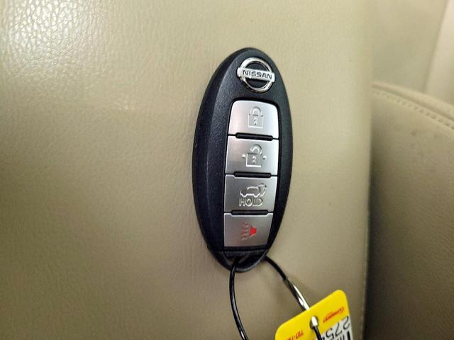 Photo of 2015 White Nissan Rogue