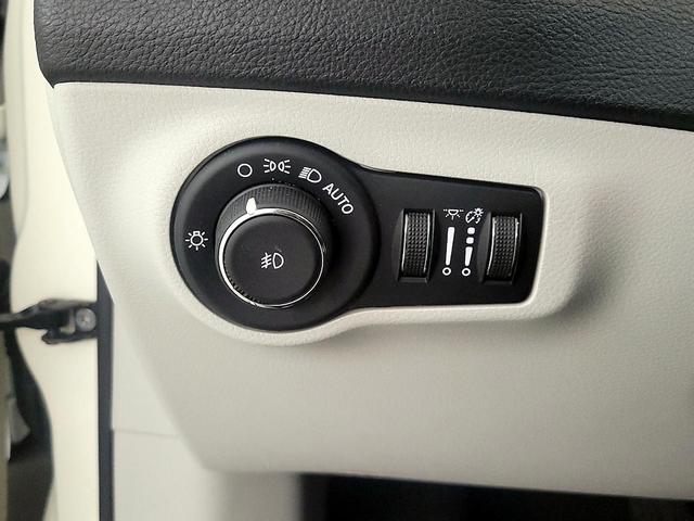 Photo of 2020 White Jeep Compass
