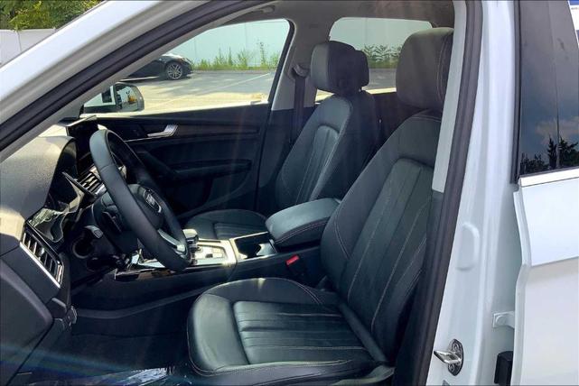 Photo of 2023 Glacier White Metallic Audi Q5