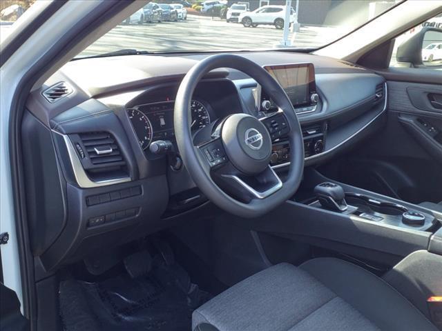 Photo of 2021 Glacier White Nissan Rogue