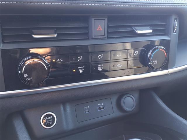Photo of 2021 Glacier White Nissan Rogue