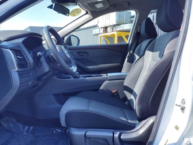 Photo of 2021 Glacier White Nissan Rogue