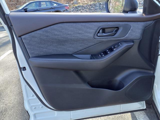 Photo of 2021 Glacier White Nissan Rogue