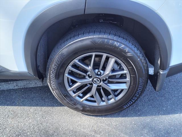 Photo of 2021 Glacier White Nissan Rogue