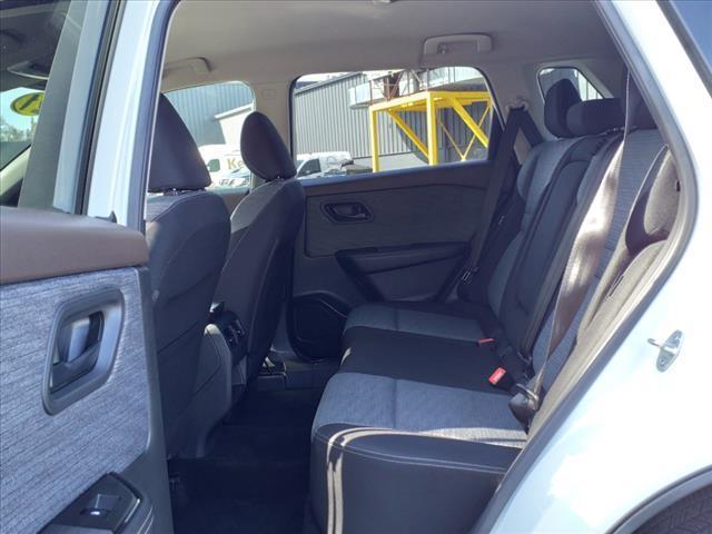 Photo of 2021 Glacier White Nissan Rogue