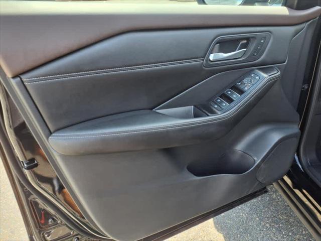 Photo of 2022 Super Black Nissan Rogue
