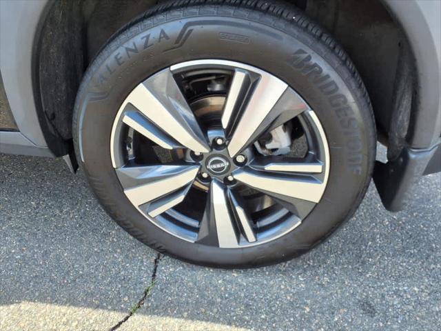 Photo of 2022 Super Black Nissan Rogue