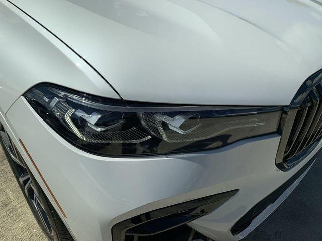 Photo of 2022 Mineral White Metallic BMW X7