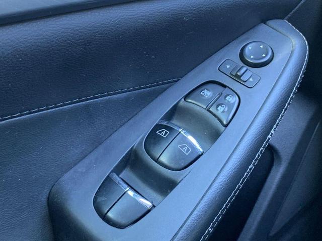 Photo of 2018 White Nissan Maxima