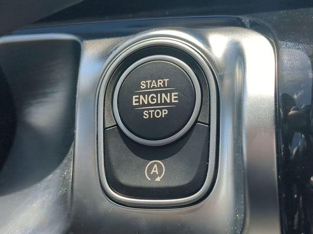 Photo of 2025 Polar White Mercedes-Benz GLB 250