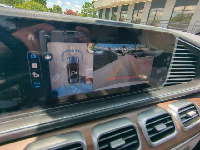 Photo of 2025 MANUFAKTUR Moonlight White Metallic Mercedes-Benz GLE 450