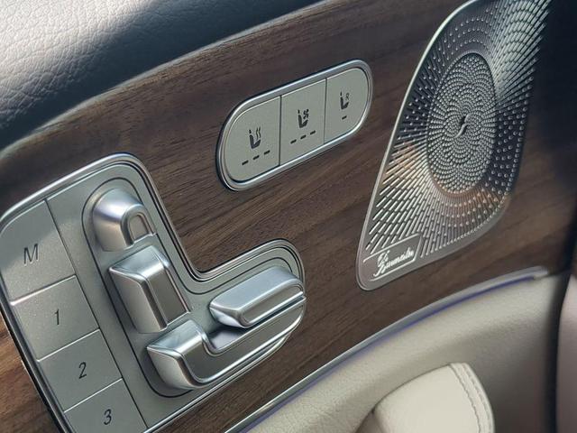 Photo of 2025 MANUFAKTUR Moonlight White Metallic Mercedes-Benz GLE 450