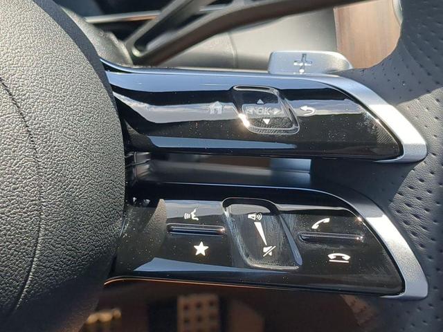 Photo of 2025 MANUFAKTUR Moonlight White Metallic Mercedes-Benz GLC 300