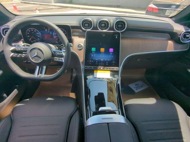 Photo of 2025 MANUFAKTUR Moonlight White Metallic Mercedes-Benz GLC 300