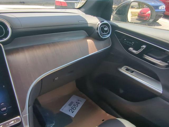 Photo of 2025 MANUFAKTUR Moonlight White Metallic Mercedes-Benz GLC 300