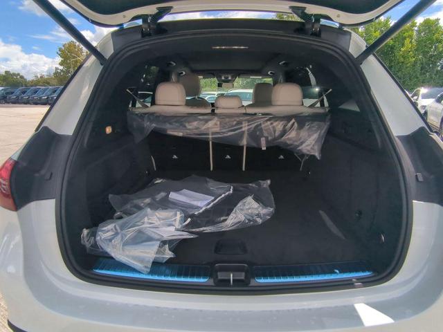 Photo of 2026 MANUFAKTUR Moonlight White Metallic Mercedes-Benz GLE 350