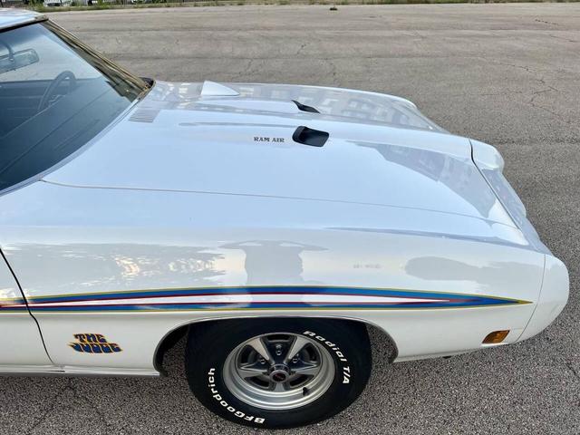 Photo of 1970 White Pontiac GTO