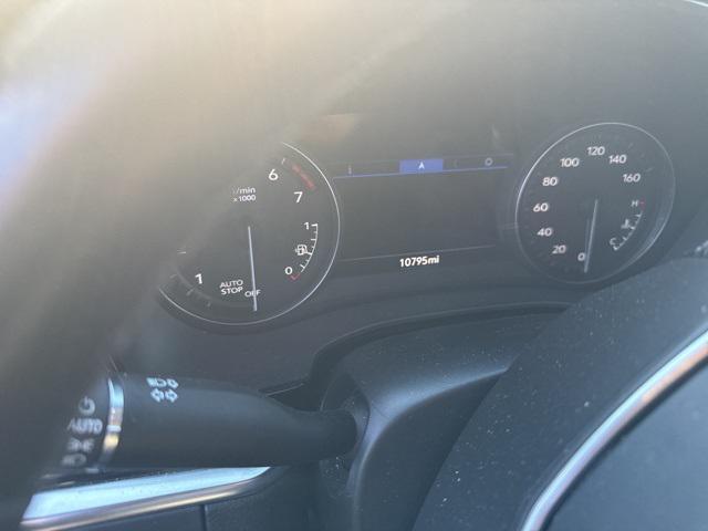 Photo of 2024 Crystal White Tricoat Cadillac XT5