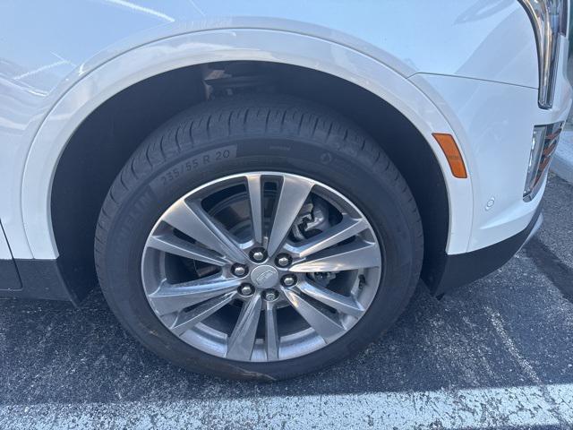 Photo of 2024 Crystal White Tricoat Cadillac XT5