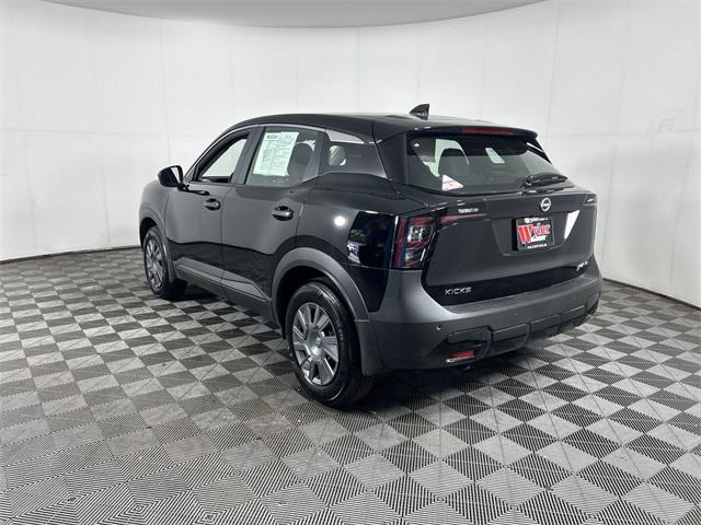Photo of 2025 Super Black Nissan Kicks