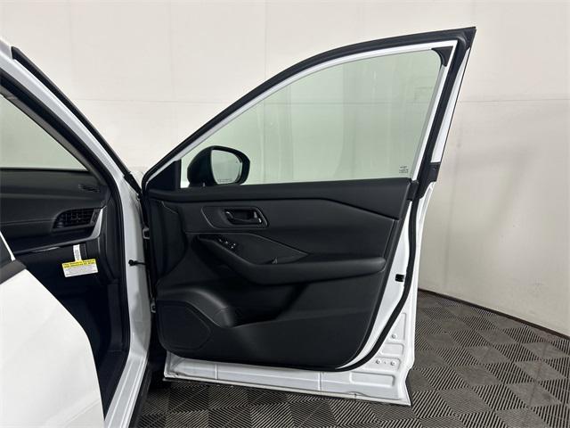Photo of 2025 Everest White Pearl Nissan Rogue